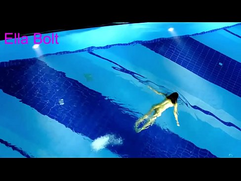 ❤️ मी पाहणे थांबवू शकत नाही, तरुण गोरा ELLA BOLT रिसॉर्ट पूलमध्ये नग्न पोहताना पकडला गेला अश्लील mr.pornhills-com.ru ❤